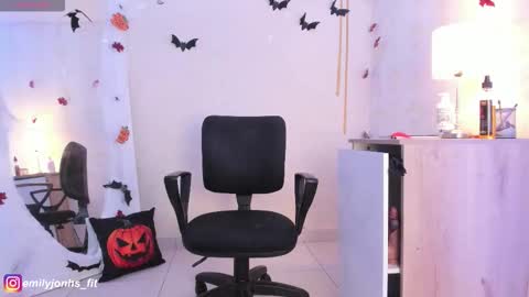 Snapshot of emylyjonhs chatting on 30, 10, 2025 EMYLY online show from 30, 10, 2025