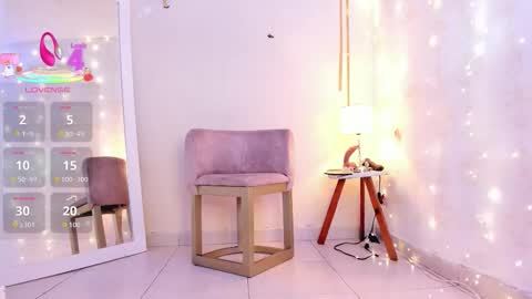 Snapshot of emylyjonhs chatting on 14, 11, 2025 EMYLY online show from 14, 11, 2025