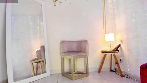 Snapshot of emylyjonhs chatting on 25, 11, 2025 EMYLY online show from 25, 11, 2025