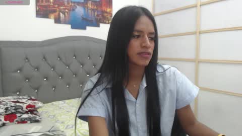 Snapshot of enyelin chatting on 18, 10, 2025 Enyenlina online show from 18, 10, 2025