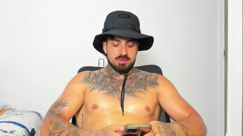 Snapshot of enzoaren chatting on 19, 10, 2025 Enzo Aren online show from 19, 10, 2025