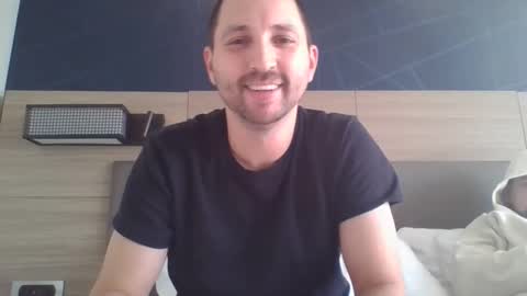 Snapshot of erilly chatting on 4, 12, 2025 e online show from 4, 12, 2025