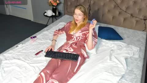 Esme Runn online show from 6, 1, 2025