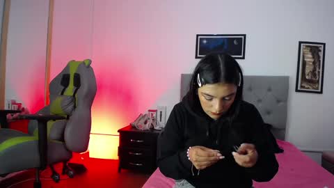 Snapshot of esmeraldaa_sc chatting on 7, 10, 2025 Perla online show from 7, 10, 2025