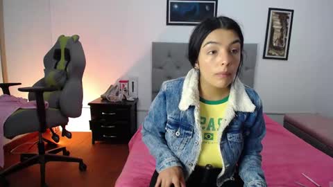 Snapshot of esmeraldaa_sc chatting on 9, 10, 2025 Perla online show from 9, 10, 2025