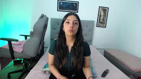 Snapshot of esmeraldaa_sc chatting on 13, 10, 2025 Perla online show from 13, 10, 2025