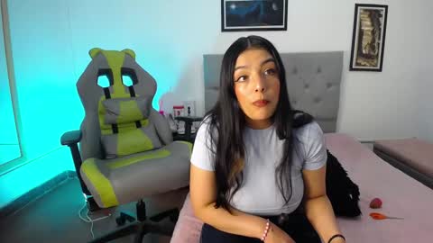 Snapshot of esmeraldaa_sc chatting on 23, 10, 2025 Perla online show from 23, 10, 2025