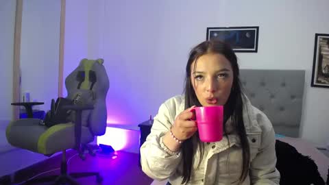 Snapshot of esmeraldaa_sc chatting on 1, 11, 2025 Perla online show from 1, 11, 2025