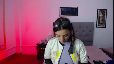 Snapshot of esmeraldaa_sc chatting on 15, 11, 2025 Perla online show from 15, 11, 2025