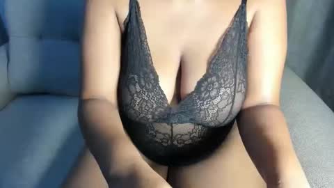 Snapshot of esmeray_ chatting on 12, 11, 2025 Esme online show from 12, 11, 2025