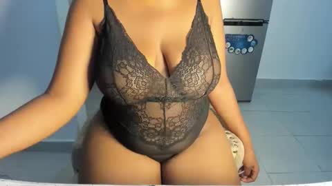 Snapshot of esmeray_ chatting on 19, 12, 2025 Esme online show from 19, 12, 2025