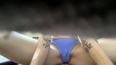 Snapshot of essence90210 chatting on 28, 9, 2025 essence90210 online show from 28, 9, 2025