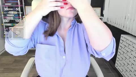 Snapshot of essensual_ chatting on 10, 9, 2025 Ava online show from 10, 9, 2025