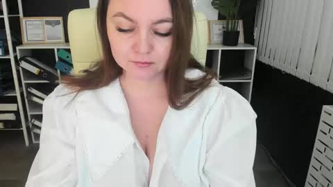 Snapshot of essensual_ chatting on 17, 11, 2025 Ava online show from 17, 11, 2025