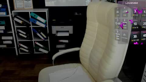 Snapshot of essensual_ chatting on 5, 12, 2025 Ava online show from 5, 12, 2025