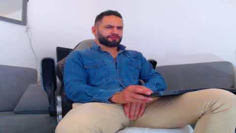 Snapshot of esteban7984068 chatting on 17, 12, 2025 esteban online show from 17, 12, 2025