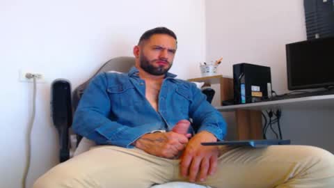 Snapshot of esteban7984068 chatting on 19, 12, 2025 esteban online show from 19, 12, 2025