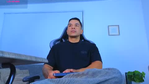Snapshot of esteban_de_louise chatting on 17, 6, 2026 ESTEBAN online show from 17, 6, 2026
