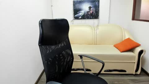 Estella Miles online show from 6, 1, 2025