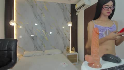Snapshot of estephany_doll chatting on 8, 12, 2024 Estephany online show from 8, 12, 2024