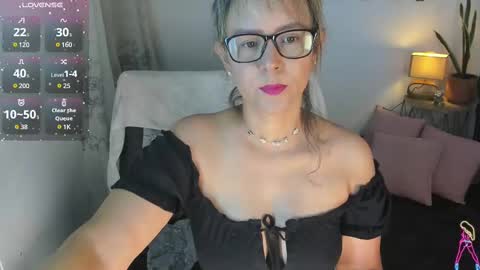 Snapshot of estrellah__ chatting on 26, 2, 2025 - E S T R E L L A M I L F - online show from 26, 2, 2025