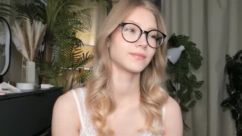 Snapshot of eternity_cuite chatting on 12, 9, 2025 Natalie online show from 12, 9, 2025