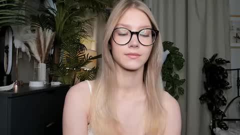 Snapshot of eternity_cuite chatting on 24, 9, 2025 Natalie online show from 24, 9, 2025