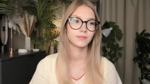 Snapshot of eternity_cuite chatting on 28, 9, 2025 Natalie online show from 28, 9, 2025