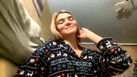 Snapshot of eulamcglamery chatting on 20, 12, 2025 Viola online show from 20, 12, 2025