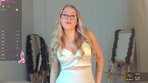 Snapshot of evacadooo chatting on 18, 12, 2024 Eva online show from 18, 12, 2024