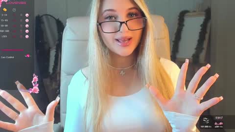 Snapshot of evacadooo chatting on 22, 12, 2024 Eva online show from 22, 12, 2024