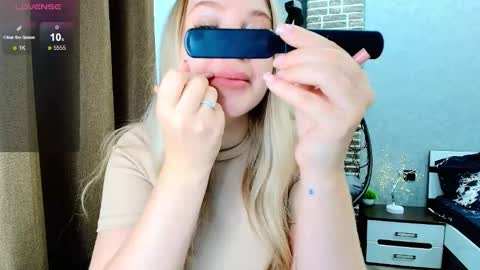 Snapshot of evacadooo chatting on 11, 9, 2025 Eva online show from 11, 9, 2025