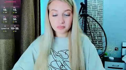 Snapshot of evacadooo chatting on 13, 9, 2025 Eva online show from 13, 9, 2025