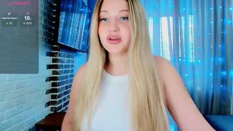 Snapshot of evacadooo chatting on 19, 10, 2025 Eva online show from 19, 10, 2025