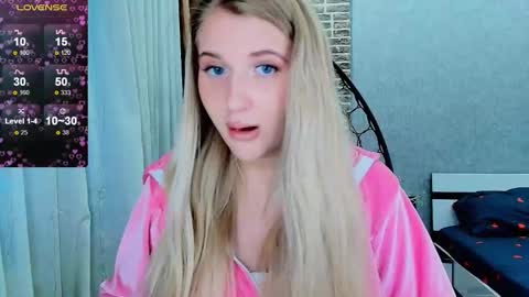 Snapshot of evacadooo chatting on 29, 10, 2025 Eva online show from 29, 10, 2025