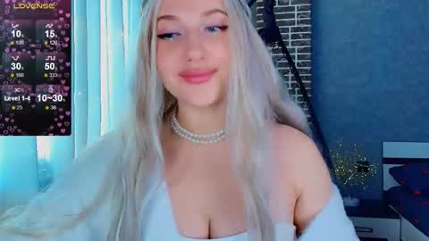 Snapshot of evacadooo chatting on 1, 11, 2025 Eva online show from 1, 11, 2025