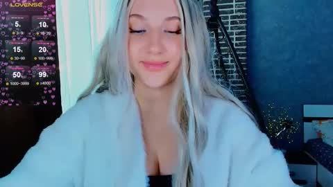 Snapshot of evacadooo chatting on 6, 11, 2025 Eva online show from 6, 11, 2025