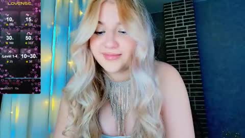 Snapshot of evacadooo chatting on 4, 12, 2025 Eva online show from 4, 12, 2025