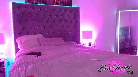 Snapshot of evajonez chatting on 21, 10, 2025 Eva online show from 21, 10, 2025