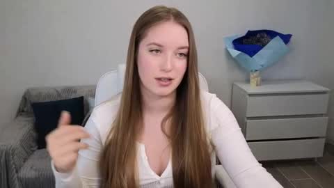 Snapshot of evajuly chatting on 5, 1, 2025 Eva online show from 5, 1, 2025