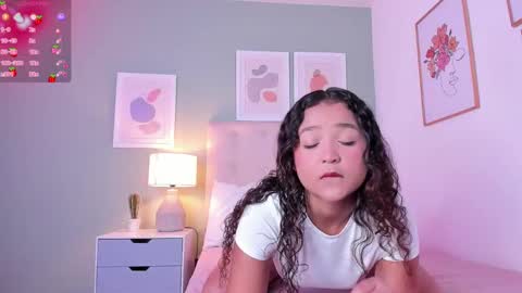 Snapshot of evalunna__ chatting on 8, 10, 2025 Eva Luna online show from 8, 10, 2025