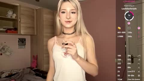 Snapshot of evaqt chatting on 5, 11, 2025 Eva online show from 5, 11, 2025