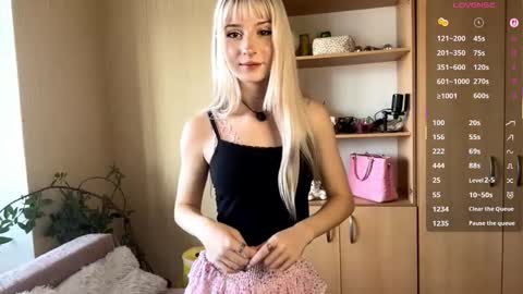 Snapshot of evaqt chatting on 8, 11, 2025 Eva online show from 8, 11, 2025