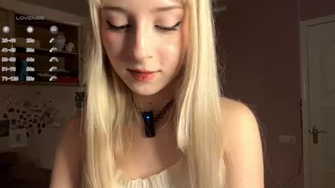 Snapshot of evaqt chatting on 12, 11, 2025 Eva online show from 12, 11, 2025