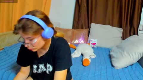 Snapshot of evasunshine18 chatting on 18, 11, 2025 Eva online show from 18, 11, 2025