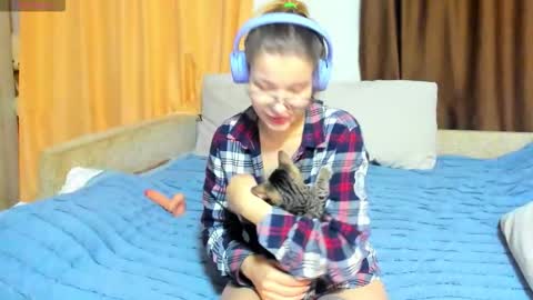 Snapshot of evasunshine18 chatting on 5, 12, 2025 Eva online show from 5, 12, 2025