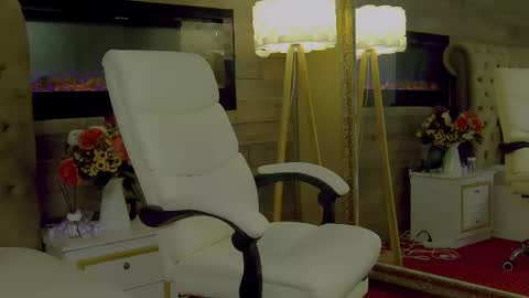 Snapshot of evehamilton chatting on 16, 12, 2025 EveHamilton online show from 16, 12, 2025