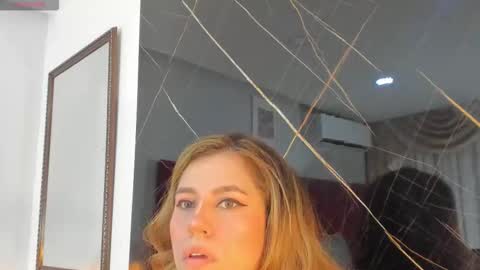 Snapshot of evelin_belen chatting on 17, 12, 2025 EVELIN online show from 17, 12, 2025