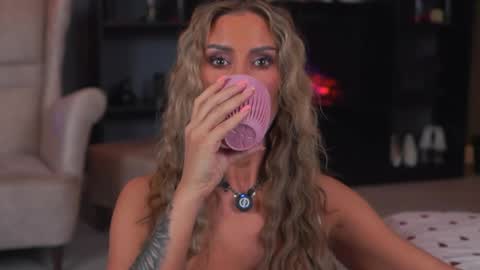 Evelyn online show from 14, 4, 2026