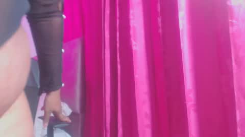 Evelyn Sandoval online show from 18, 12, 2025